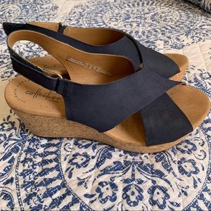 Clarks Collection Wedge Sandal Size 8 1/2 W Navy EUC